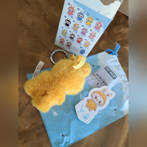 Pop Mart Pin For Love LABUBU "Y" - Picture 3 of 4